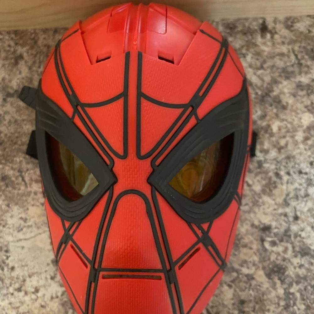 Red Spider Mask - Picture 2 of 3